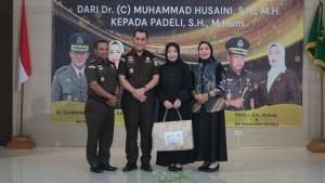 20251027-FOTO-BERSAMA-Kepala-Kejaksaan-Negeri-Bangka-Tengah-Padeli-kiri.jpg