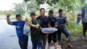 20251103-PT-Timah-Tbk-menebarkan-bibit-ikan.jpg