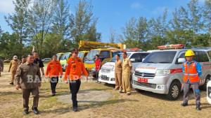 bangka/20251104-BENCANA-ALAM-Bupati-Babar-Markus-saat-memimpin-apel-kesiapsiagaan.jpg