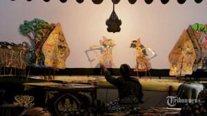 20251106-dalang-memainkan-wayang.jpg