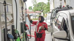 20251108-Petugas-SPBU-saat-mengisi-bahan-bakar-mobil.jpg