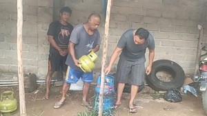 20251111-GAS-OPLOSAN-Tersangka-Cik-Din-megang-gas-ukuran-3-kilogram-saat-1.jpg