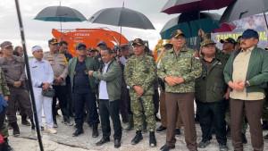 20251119-TINJAU-TAMBANG-TIMAH-Menteri-ESDM-Bahlil-Lahadalia-saat-ikut-dalam.jpg
