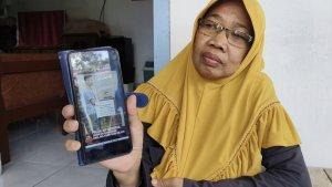 Asniliati-memperlihatkan-video-putri-bungsunya.jpg