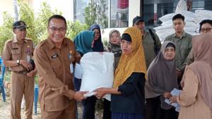 Bagi-beras-cadangan-di-Pangkalpinang.jpg