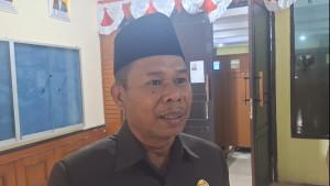 bangka/Batianus-Ketua-dprd-bateng-pakai-peci-hitam.jpg