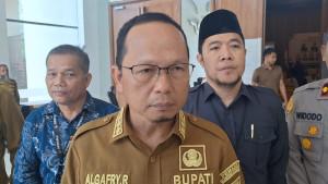 Bupati-Bangka-Tengah-Algafry-Rahman-didampingi-Osykar.jpg