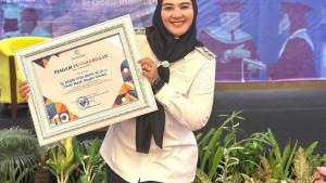 bangka/Debby-Vita-Dewi-dapat-penghargaan-dari-BKKBN.jpg