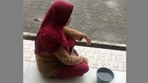 Emak-emak-jual-timah-viral-di-media-sosial.jpg