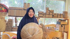 Eva-Deswanti-pengrajin-lidi-nipah-asal-Bangka.jpg