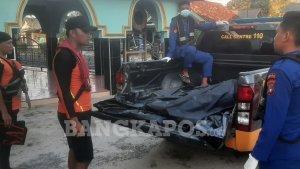 Evakuasi-korban-jatuh-ke-laut-di-teluk-limau.jpg