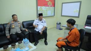 Hidayat-Arsani-Temui-penjual-hewan-dilindungi.jpg