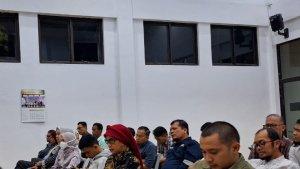 Istri-Alwin-Albar-mengenakan-masker-putih.jpg