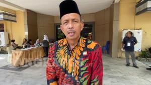 Jumadi-Ketua-DPRD-Bangka-pakai-batik.jpg