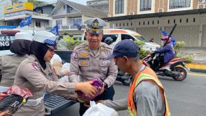 Jumat-Berkah-Ditlantas-Polda-Babel-bagi-sembako-ne.jpg