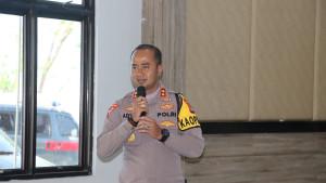 Kapolres-Bangka-Barat-AKBP-Pradana-Aditya-Nugraha-pegang-mik.jpg