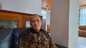 Ketua-DPRD-Bangka-Jumadi-baju-batik-kuning.jpg