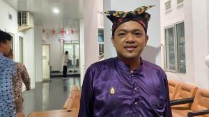 Ketua-KPU-Kota-Pangkalpinang-Sobarian-baju-adat.jpg