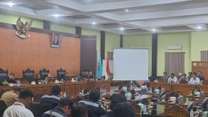 Masyarakat-penambang-audiensi-di-DPRD-Bateng.jpg