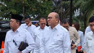 Menteri-tiba-di-Tinindo-pakai-baju-putih.jpg
