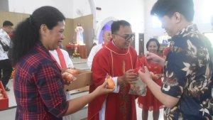 Pastor-Yoseph-Setiawan-bagikan-angpau.jpg