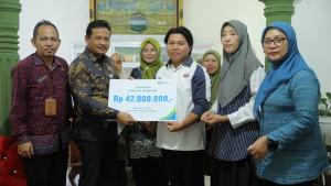 Penyerahan-santunan-ke-warga.jpg