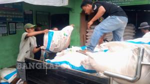 Petani-di-Bangka-Selatan-tebus-pupuk.jpg