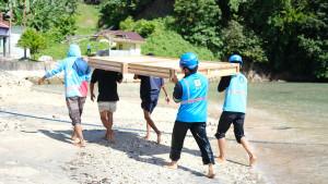 Petugas-PLN-angkat-Panel-Surya.jpg