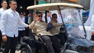 Prabowo-melambaikan-tangan-di-golf-cart.jpg