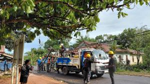 Proses-evakuasi-tiang-listrik-roboh-di-Mempaya.jpg