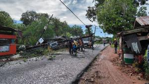 Tiang-Listrik-PLN-di-Belitung-Timur-roboh.jpg