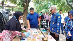 bangka/Wakil-Bupati-Bangka-Barat-Yus-Derahman-borong-kue.jpg