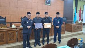 bangka/Wakil-Bupati-Efrianda-serahkan-3-perda.jpg
