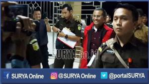 dahlan-iskan-saat-dibawa-ke-rumah-tahanan-klas-i-surabaya-jalan-letjen-sutoyo_20161029_073659.jpg