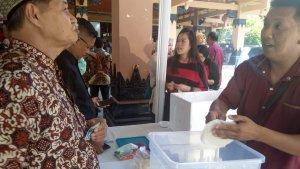 melayani-pembeli-di-depan-gedung-wana-bhakti-yasa.jpg