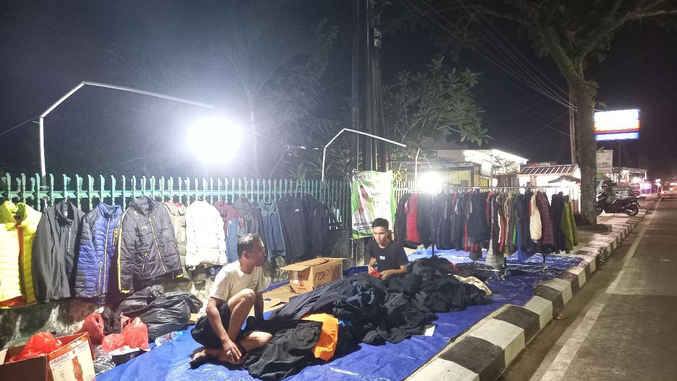 Pedagang Baju Lebaran Dadakan Mulai Ramai Bermunculan di Pangkalpinang, Jajakan Dagangan di Trotoar