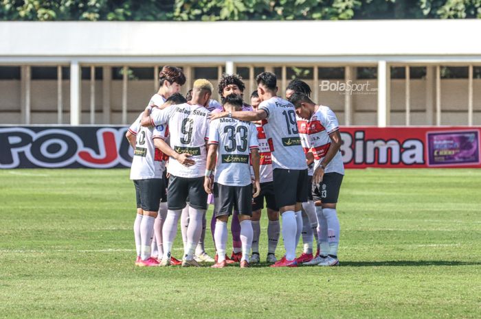 20220222-pemain-madura-united-breafing-jelang-pertandingan-liga-1.jpg