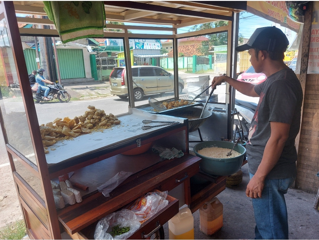 20220316-ujang-40-satu-di-antara-penjual-gorengan-di-kota-pangkalpinang.jpg