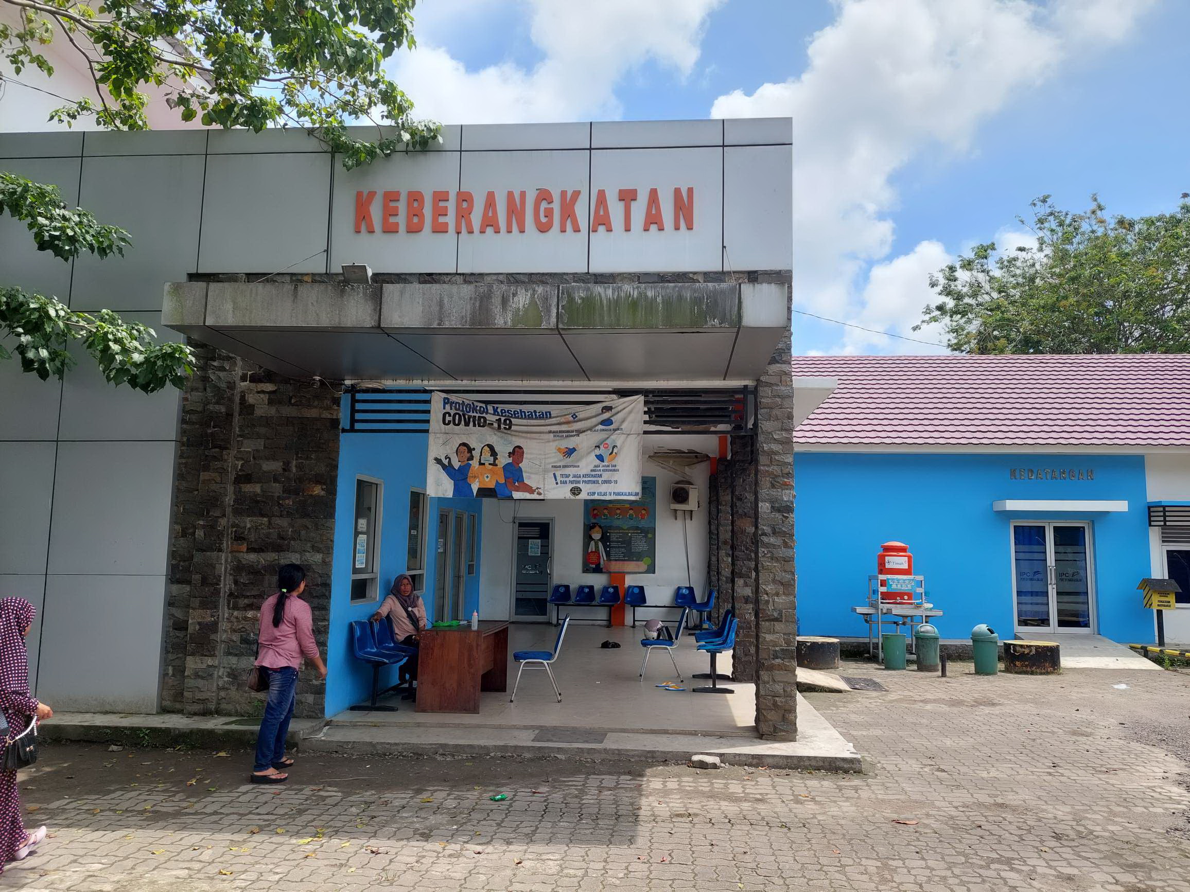 20220325-suasana-ruang-tunggu-keberangkatan-di-pelabuhan-pangkalbalam.jpg
