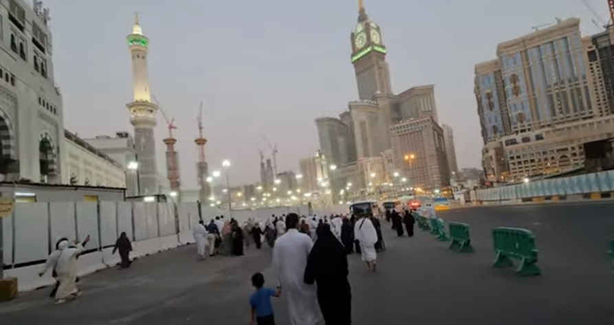 20220402_masyarakat-arab-saudi-pergi-shalat-magrib-ke-masjidil-haram-menyambut-bulan-ramadhan.jpg