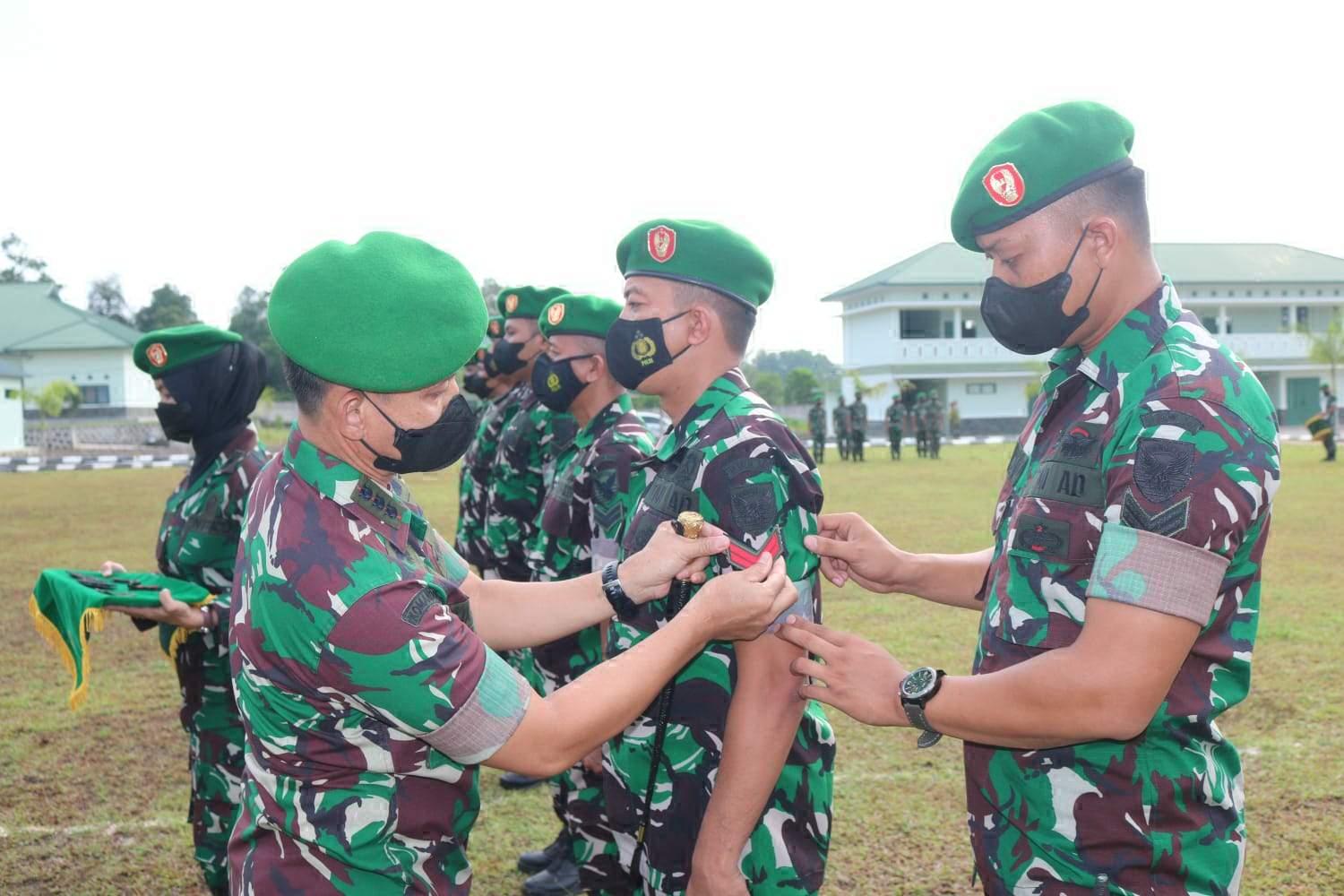 20220404-Danrem-045Garuda-Jaya-Kolonel-Inf-Ujang-Darwis-Pasang-Tanda-Kepangkatan-Prajurit.jpg