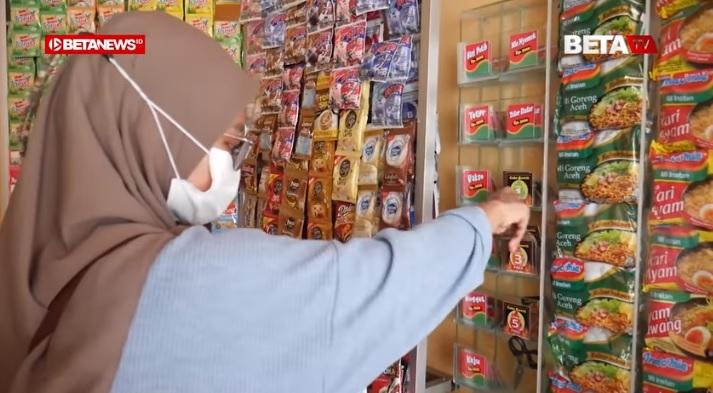 20220412-Seorang-wanita-memilih-varian-Indomie-di-Warmindo.jpg