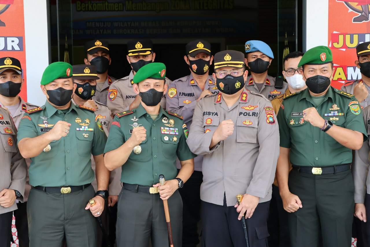 20220415-Jajaran-Polres-Bateng-dan-Jajaran-Danrem-045Gaya-Babel-Berfoto-Bersama.jpg
