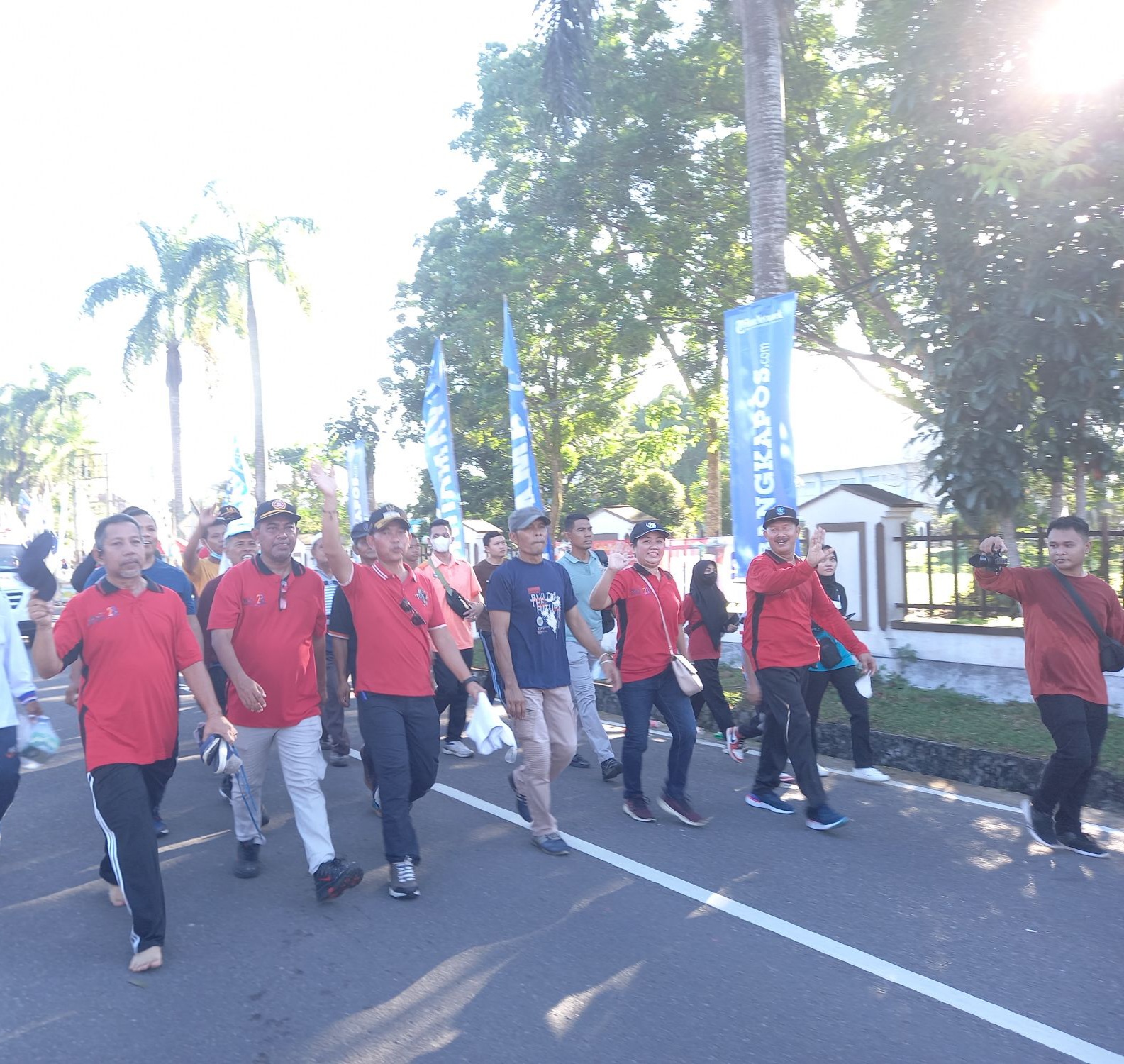 Ikut Jalan Sehat Sepatu Staf Ahli Lepas, Bupati Bangka Janji Belikan Sepatu Baru