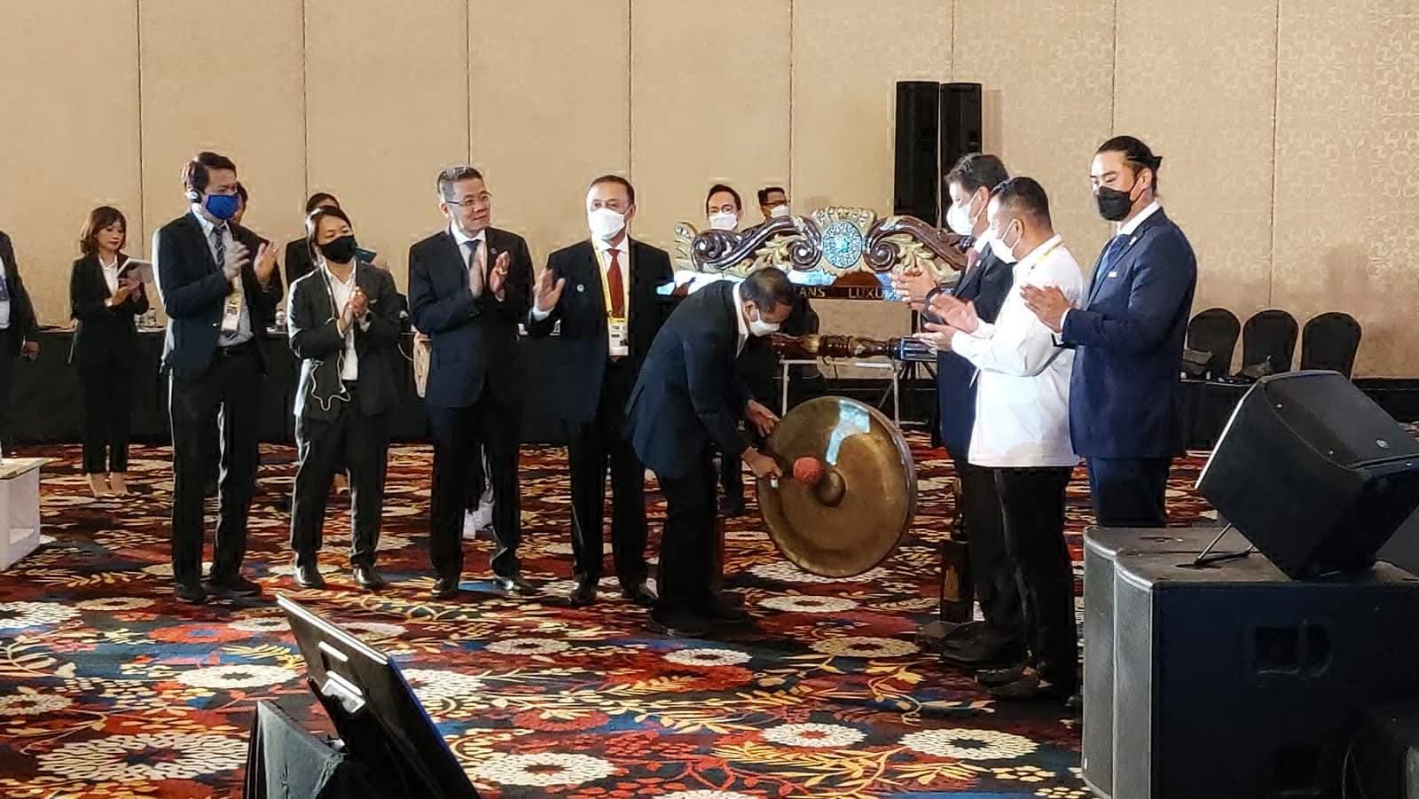 20220530-Menpora-RI-Zainudin-Amali-Memukul-Gong-Tanda-Digelarnya-Kongres-Biasa-PSSI-2022.jpg