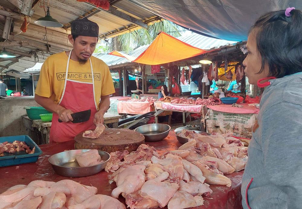 20220623-Penjual-Ayam-di-Pasar-Pagi-Pangkalpinang-Melayani-Pembeli.jpg