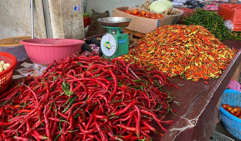20220712-Tumpukan-Cabai-yang-Dijual-di-Sebuah-Pasar-di-Bangka-Tengah.jpg