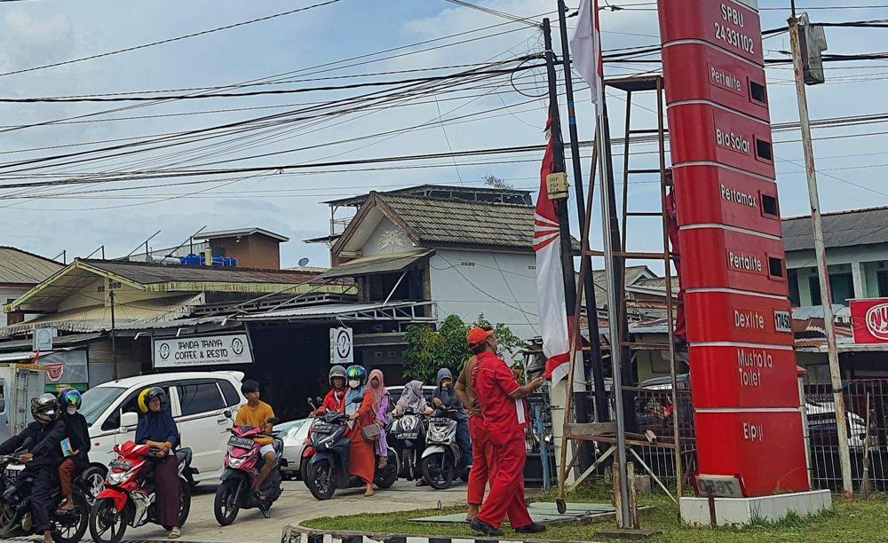 20220903-Petugas-SPBU-Melepas-Papan-Harga-BBM-Lama.jpg