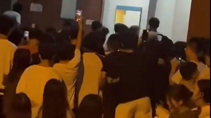 20221003-Mahasiswa-merekam-aksi-tidak-senonoh-sejoli-yang-melakukan-mesum-di-toilet-kampus-okee.jpg