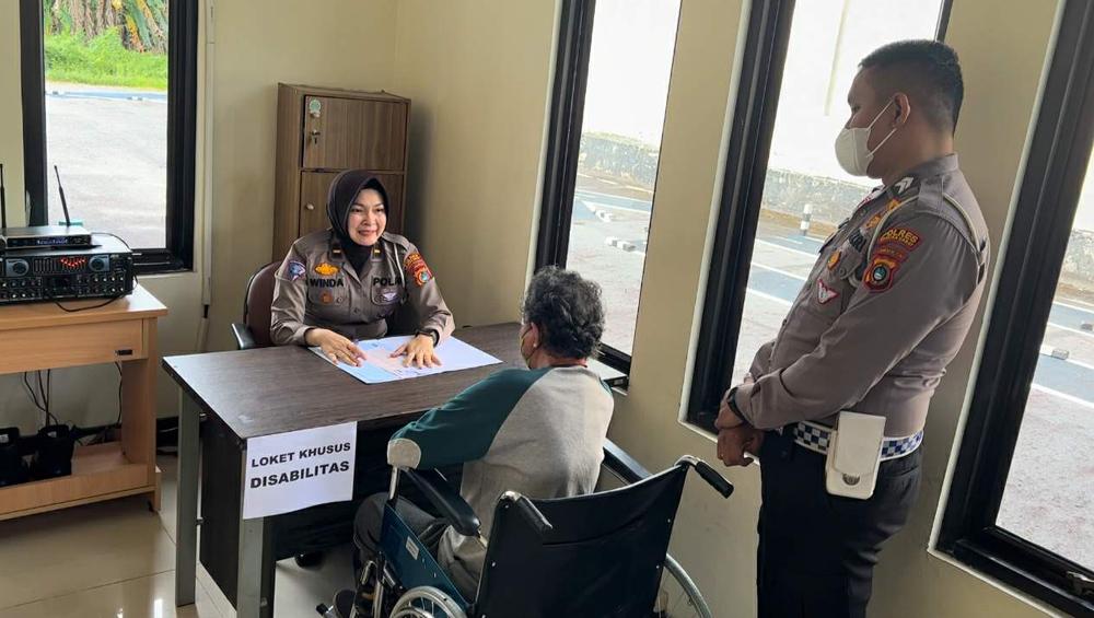 20230116-Personel-Satlantas-Polres-Bangka-Barat-Bantu-Penyandang-Disabilitas-Buat-SIM-D.jpg